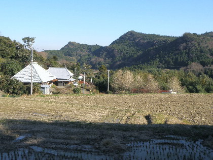大田代集会所の南から東側に見た嶺岡大塚山