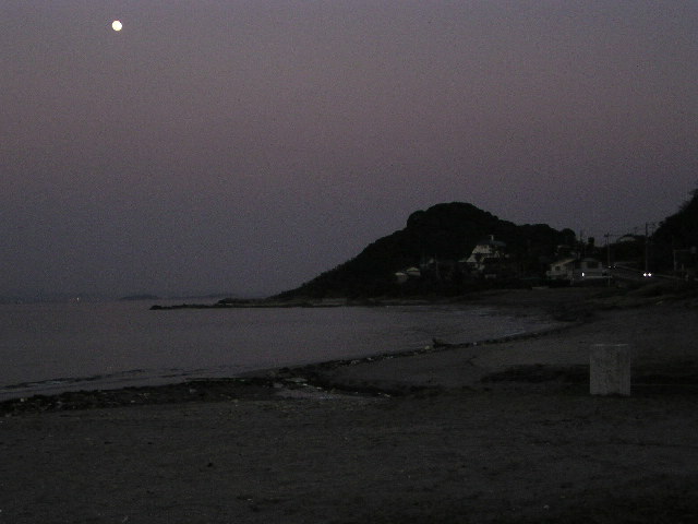 坂田の浜辺と月