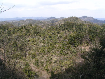 郡界尾根と八良塚、高宕山、左奥に鹿野山