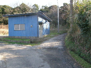 青トタンの小屋
