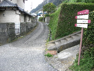 神社の西に入る路地