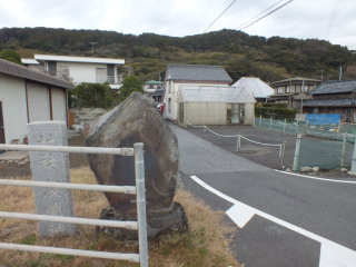 地震記念碑と浅間神社の石柱