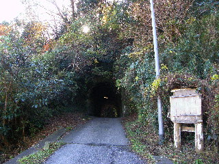 南に向かうトンネル
