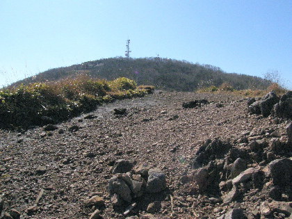 左前方（南）に地蔵岳の山頂