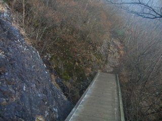 岩壁の脇を橋で渡り登る