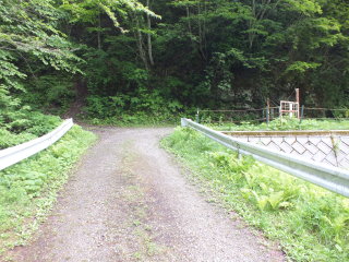 橋を渡って左が林道、右がゲートで塞がれた広い作業場