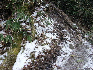 残雪と凍った登山道