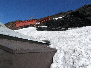 屋根まで届く雪渓