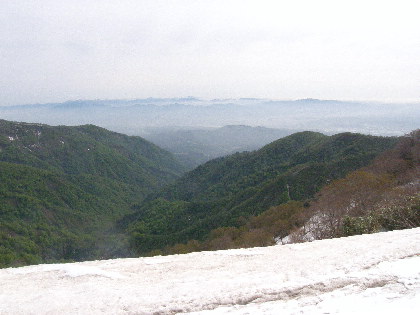北東に神室山から栗駒山