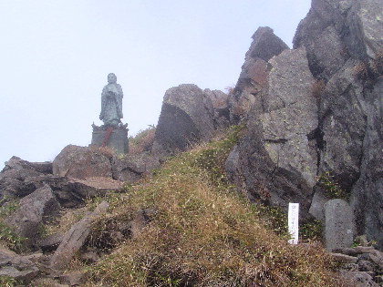 日本武尊の銅像とお墓らしきもの