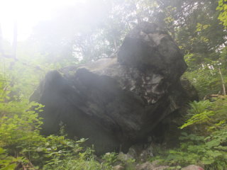 御座石に似た岩