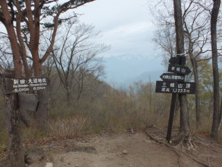山頂標識と谷川岳
