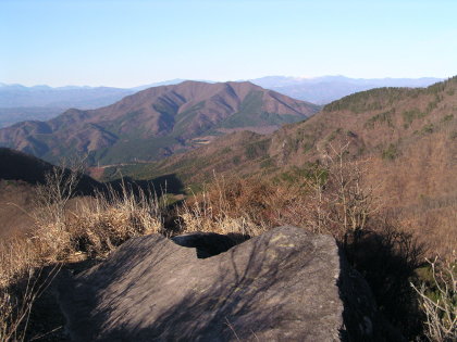子持山から見た小野子山