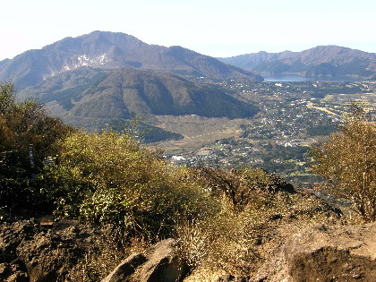 後（南）には箱根山と芦ノ湖