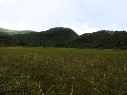 右（西）にゆげ山、須川高原温泉