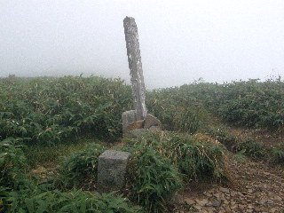 牛ヶ岳の山頂標識と三等三角点