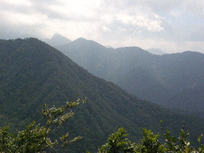 南に見える大源太山と万太郎山