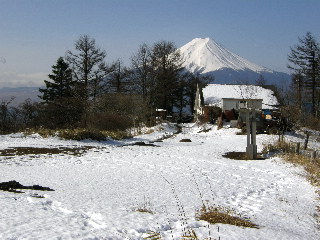 三ツ峠山荘越しの富士山