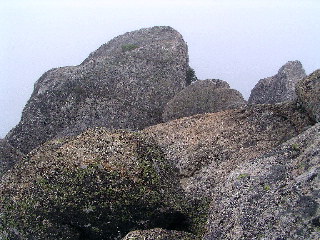 山頂の岩