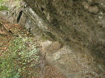 岩壁の庇