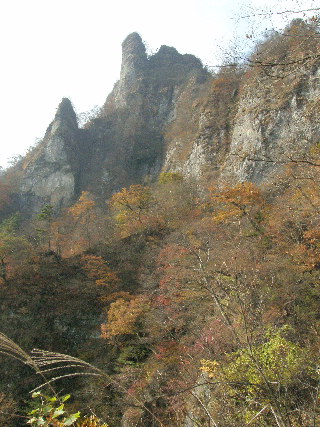 垂直に聳え立つ岩山