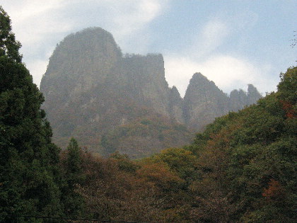 県道から見えた岩山