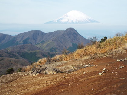 西北西に金時山と富士山