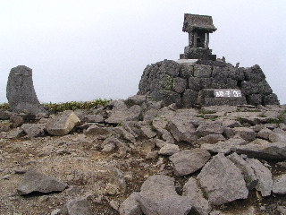 根子岳山頂の神社