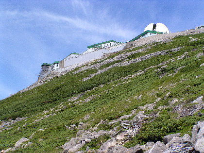 摩利支天岳山頂のコロナ観測所