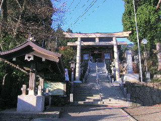 武蔵御嶽神社手水舎と鳥居