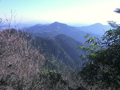 振り返ると御岳山、長尾平展望台、日の出山、麻生山