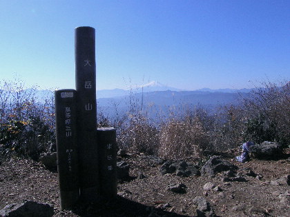 南南西の富士山を背にして山頂標識
