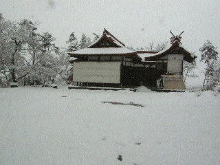 諏訪神社の側面
