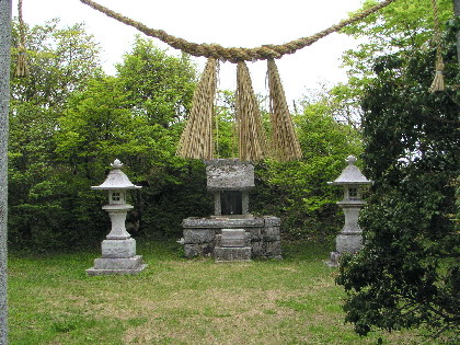 峯霊神社の石祠と石灯籠