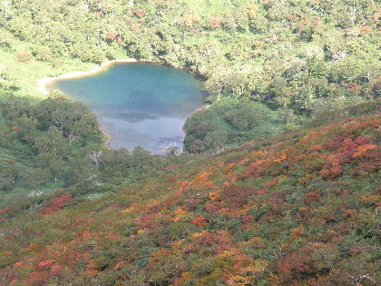紅葉の中の鏡ヶ沼