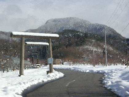 古峯神社の石鳥居からの水晶山