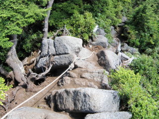 岩の間に下がるロープ