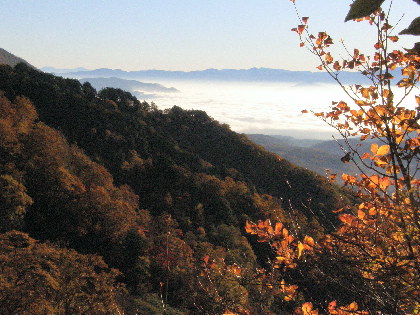 黒姫山の山裾越しに斑尾山、焼額山、岩菅山、苗場山