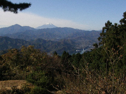 茶店の前から相模湖越しの富士山