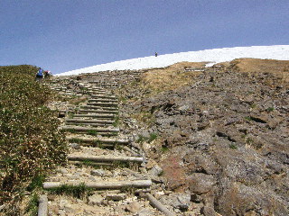 雪渓手前の階段