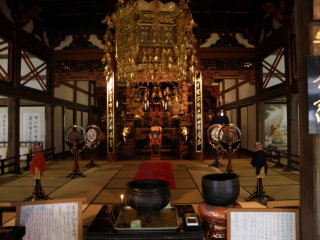 本堂を正面に、奥には須弥壇