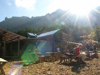 朝日で眩しい行者小屋と横岳