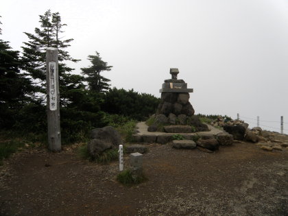 山頂の神社と三角点