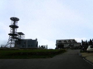 電波塔と横手山リフト山頂駅